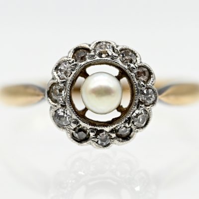 Los Nr. 010 Ring mit kleiner Orientperle und 12 Altschliff-Diamanten, Art Déco, neuzeitliche Ringschiene, 20. Jh.