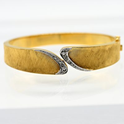 Los Nr. 100 Massiver Armreif mit 12 Brillanten, zus. ca. 0,4 ct, 20. Jh.