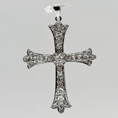 Los Nr. 106 Kreuzanhänger mit 32 Altschliff- und Achtkant-Diamanten, zus. ca. 1,7 ct, 20. Jh.