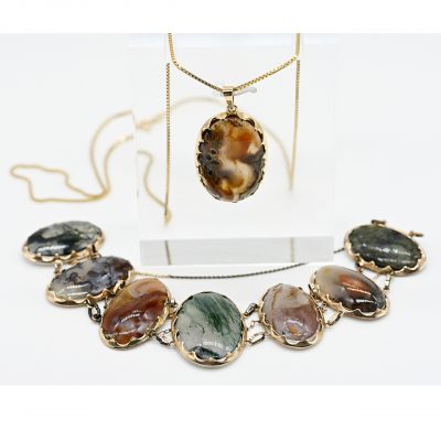 Los Nr. 109 Anhänger mit Collierkette und mehrgliedriges Armband, verschiedenfarbige Moos,- und Landschaftsachat-Cabochons, Goldschmiedearbeit, um 1900 und 20. Jh.