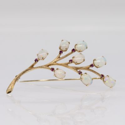 Los Nr. 011 Große Blütenzweignadel mit 8 Opal-Cabochons und 8 kleinen Rubinen, Goldschmiedearbeit, 80er Jahre