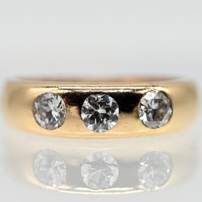 Los Nr. 110 Bandring mit 3 Brillanten, zus. ca. 0,7 ct, Schweden, 20. Jahrhundert