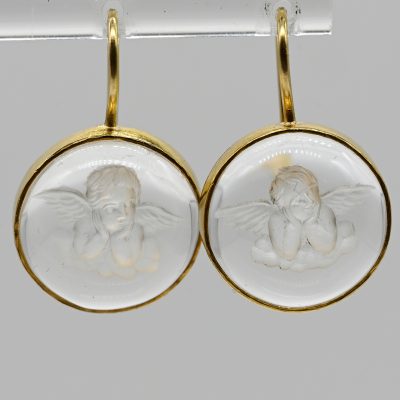 Los Nr. 113 Paar Ohrgehänge mit Bergkristall-Cabochons und geschnittenen Putti nach Raffael, Goldschmiedearbeit NM, 21. Jh.