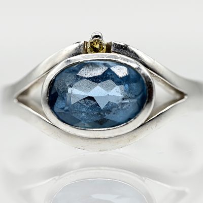 Los Nr. 115 Ring mit hellblauem Topas und kleinem Achtkant-Diamanten, Goldschmiedearbeit, 21. Jh.