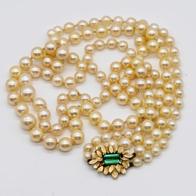 Los Nr. 116 2-reihige Perlenkette mit goldener Schließe und grünem Turmalin, Goldschmiedearbeit, 90er Jahre