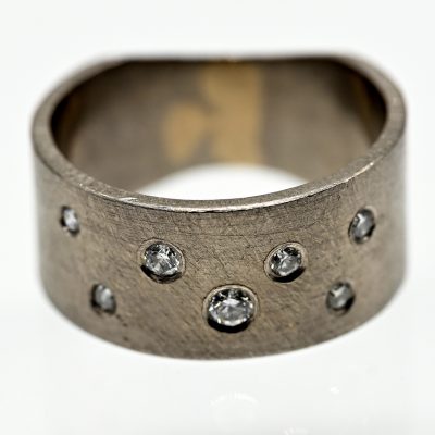 Los Nr. 117 Breiter, massiver Ring mit 7 Brillanten, zus. ca. 0,2 ct, Goldschmiedearbeit NM, Hamburg, 21. Jh.