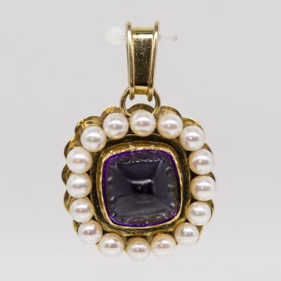 Los Nr. 012 Massiver Anhänger mit Amethyst-Cabochon und 16 Akoya-Perlen, Goldschmiedearbeit, 1990er Jahre