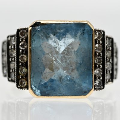 Los Nr. 121 Ring mit hellblauem Aquamarin und 40 kleinen Diamanten, zus. ca. 0,3 ct, im antikisierenden Stil, 20. Jh.