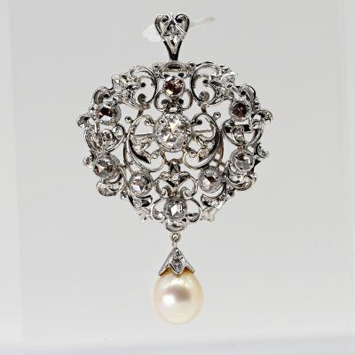 Los Nr. 122 Brosche/ Anhänger mit reichem Diamantenbesatz, ca. 3,5 ct, und Akoya-Perle, im antikisierenden Stil, 20. Jh.