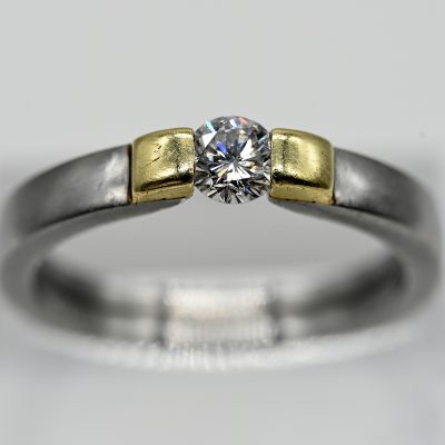 Los Nr. 123 Spannring in Stahl und Gelbgold mit 1 Brillanten ca. 0,35 ct, Goldschmiedearbeit, 20. Jh.