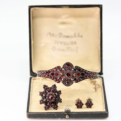 Los Nr. 124 3-tlg. Schmuckgarnitur mit Granatsteinbesatz, um 1900