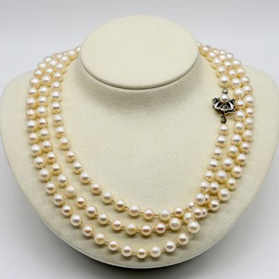 Los Nr. 125 Lange Akoya-Perlenkette mit goldener Schließe, 70er Jahre