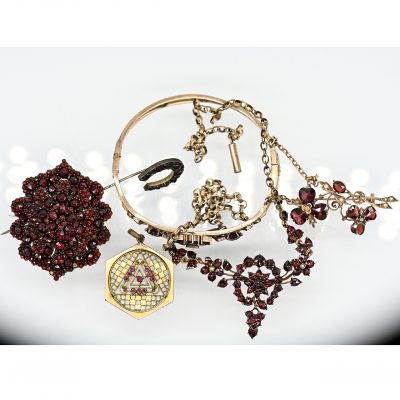 Los Nr. 128 6-tlg. Schmuckgarnitur mit Granatsteinbesatz, um 1900