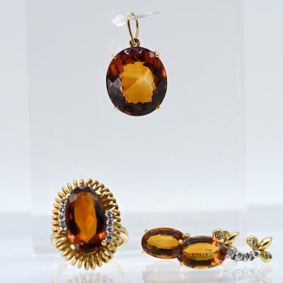 Los Nr. 129 3-tlg. Schmuckgarnitur: Ring, Ohrgehänge und Anhänger mit Citrin und z. T. Brillantenbesatz, Goldschmiedearbeit, 70er Jahre