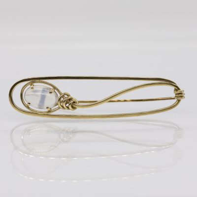 Los Nr. 013 Lange Nadel mit Mondstein-Cabochon, Goldschmiedearbeit, 1990er Jahre