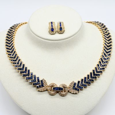 Los Nr. 131 Prunkvolles Collier mit ca. 371 Saphir-Carrés und ca. 105 Diamanten, zus. ca. 2 ct, mit Paar korrespondierenden Ohrsteckern, Juwelierarbeit, 20. Jh.