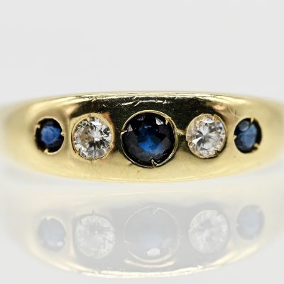 Los Nr. 133 Bandring mit 3 Saphiren und 2 Diamanten, zus. ca. 0,1 ct, 80er Jahre