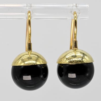 Los Nr. 138 Paar Ohrgehänge mit Onyx-Kugeln, Goldschmiedearbeit NM, 21. Jh.