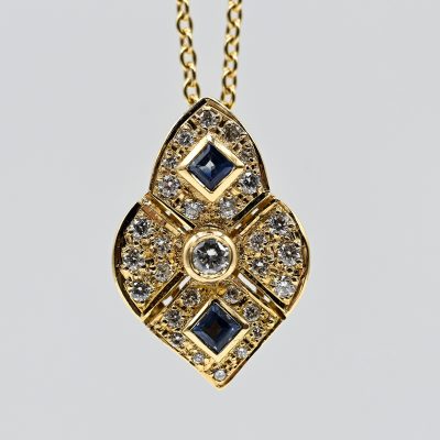 Los Nr. 139 Anhänger mit 2 Saphir-Carrés und 29 Brillanten, zus. ca. 0,3 ct, und feiner Collierkette, 21. Jh.