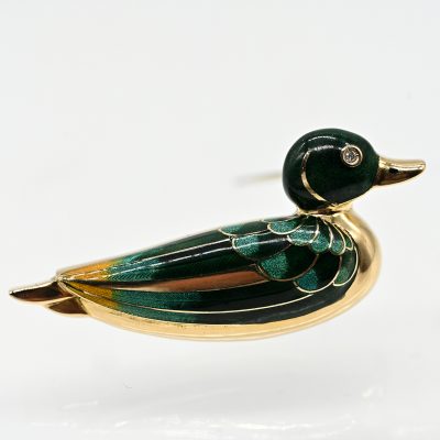 Los Nr. 143 Brosche „Ente“ aus Gold, polychromer Emaille und kleinem Diamanten, Juwelier WEMPE, Hamburg, 21. Jh.