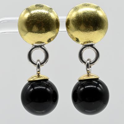Los Nr. 144 Paar Ohrgehänge in Gold und Silber mit Onyx-Kugel, Goldschmiedearbeit NM, 21. Jh.