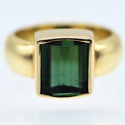 Los Nr. 145 Goldener Ring mit grünem Turmalin, Goldschmiedearbeit NM, Hamburg, 21. Jh.