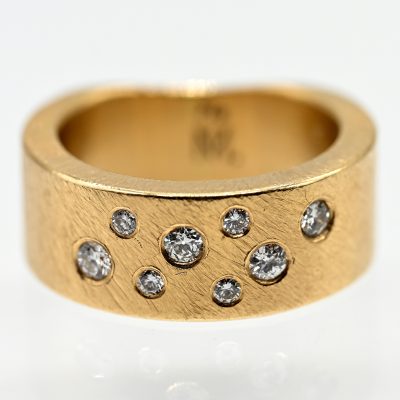 Los Nr. 146 Breiter, massiver Ring mit 8 Brillanten, zus. ca. 0,25 ct, Goldschmiedearbeit NM, Hamburg, 21. Jh.