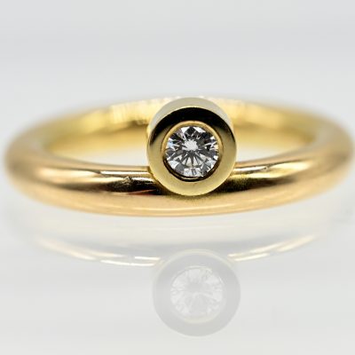 Los Nr. 147 Massiver Ring mit 1 Brillanten, ca. 0,2 ct, Goldschmiedearbeit NM, 21. Jh.