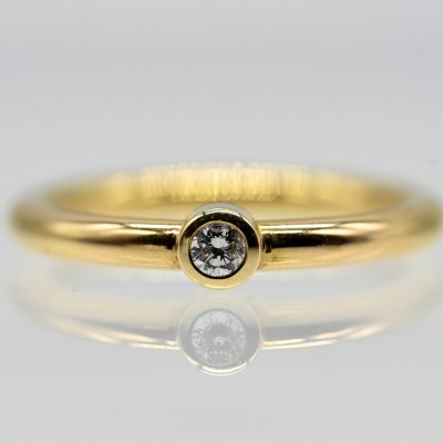 Los Nr. 149 Solitärring mit 1 Brillanten, ca. 0,1 ct, Goldschmiedearbeit NM, 21. Jh.