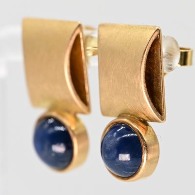 Los Nr. 150 Paar Ohrstecker mit Saphir-Cabochon, moderne Goldschmiedearbeit NM, 21. Jh.