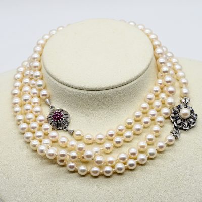 Los Nr. 151 2 verschiedene Akoya-Perlenketten und Schließen, u. a. mit kleinen Rubinen und Saphiren, 70er Jahre