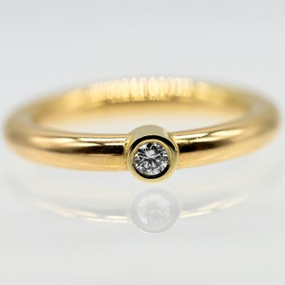 Los Nr. 152 Solitärring mit 1 Brillanten ca. 0,1 ct, Goldschmiedearbeit NM, 21. Jh.