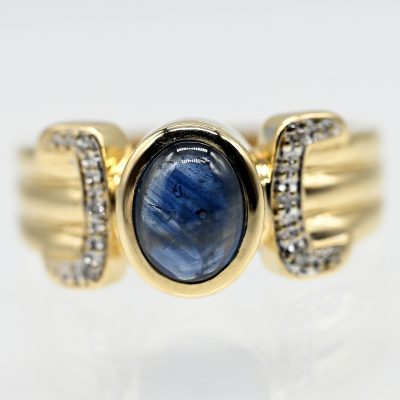 Los Nr. 153 Ring mit Saphir-Cabochon und 6 kleinen Achtkant-Diamanten, 21. Jh.