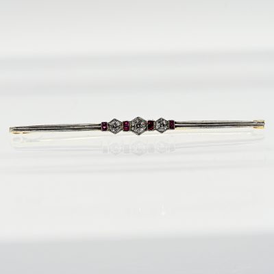 Los Nr. 154 Stabnadel mit 6 kleinen Rubin-Carrés, 1 rotem Farbstein und 3 Altschliff-Diamanten, zus. ca. 0,2 ct, Art Déco
