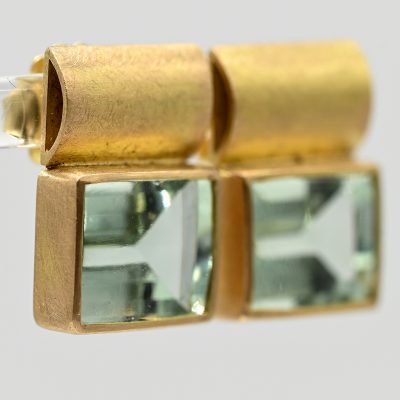 Los Nr. 155 Paar Ohrstecker mit Aquamarin im Bufftop-Schliff, moderne Goldschmiedearbeit NM, 21. Jh.