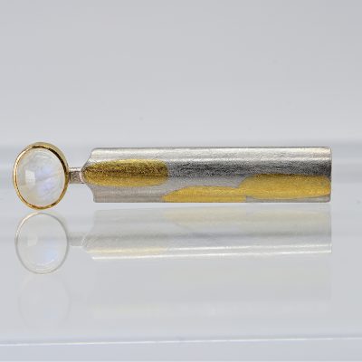 Los Nr. 157 Avantgardistische Stabnadel in Gold und Silber mit Mondstein Cabochon, Goldschmiedearbeit NM, 21. Jh.