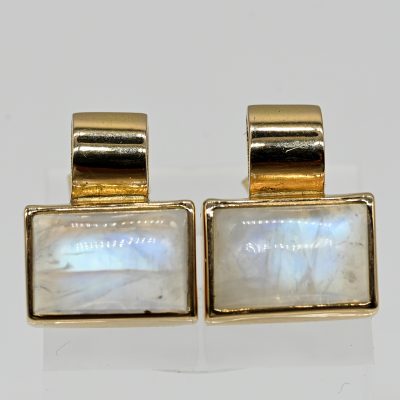 Los Nr. 159 Paar Ohrstecker mit Mondstein-Cabochons, moderne Goldschmiedearbeit NM, 21. Jh.