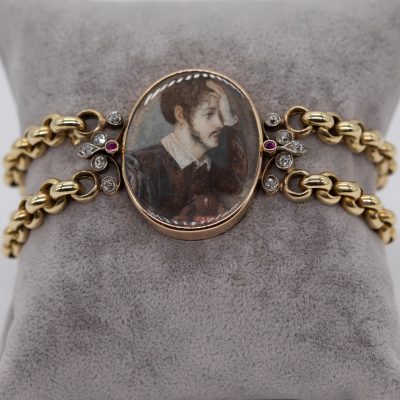 Los Nr. 016 Marriage eines antiken Mittelteils mit einer gefassten Miniatur, datiert 1787, Darstellung eines Mannes in Denkerpose mit doppeltem Gliederarmband, Kastenschloss mit Saphir-Katzenaugen-Cabochon; gestempelt AT, um 1800 und 19. Jh.