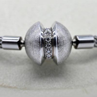 Los Nr. 167 Collier mit Wechsel-Kugelschloss, entweder goldenes Band oder 15 gefassten Brillanten, zus. ca. 0,21 ct, Entwurf Jörg Heinz, 21. Jh.