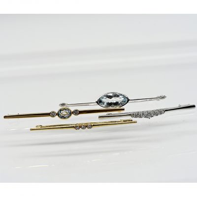 Los Nr. 172 4 verschiedene Stabnadeln mit Aquamarin- und Brillantbesatz, 20. Jh.