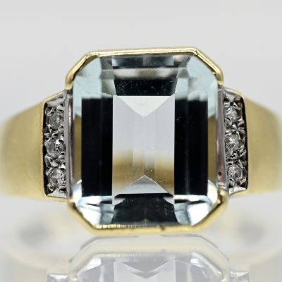 Los Nr. 173 Ring mit rechteckig facettiertem Aquamarin und 6 Melée-Brillanten, zus. ca. 0,06 ct (lt. Gravur), 80er Jahre