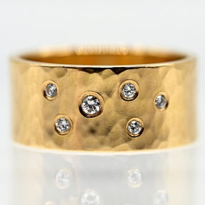 Los Nr. 175 Breiter, massiver Ring mit 6 Brillanten, zus. ca. 0,15 ct, Goldschmiedearbeit NM, Hamburg, 21. Jh.