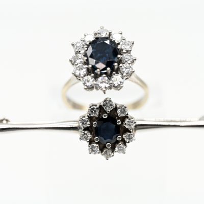 Los Nr. 176 Ring und Stabnadel mit je 1 Saphir und insgesamt 22 Brillanten, zus. ca. 1,8 ct, Juwelierarbeit, 80- er Jahre