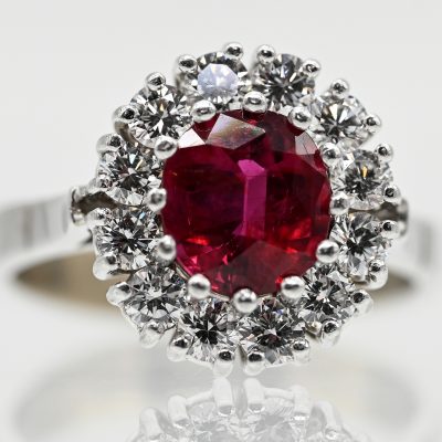 Los Nr. 177 Ring mit hochfeinem Rubin ca. 1,4 ct und 12 Brillanten, zus. ca. 0,5 ct; Juwelierarbeit, 80-er Jahre