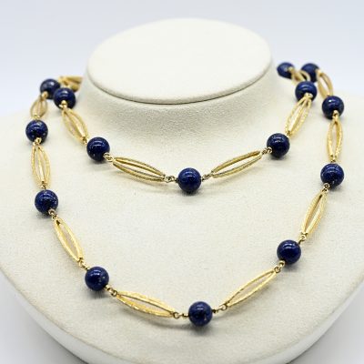 Los Nr. 178 Langes goldenes Collier mit Lapislazuli-Kugeln, 70er Jahre