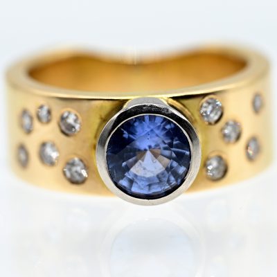 Los Nr. 179 Breiter, massiver Ring mit Tansanit und 11 Brillanten, zus. ca. 0,2 ct, Goldschmiedearbeit NM, 21. Jh.