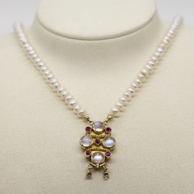 Los Nr. 018 2-reihige Süßwasserperlenkette mit goldenem Schloss, 4 Mondstein-Cabochons und 5 Rubinen, Goldschmiedearbeit, 1980er Jahre