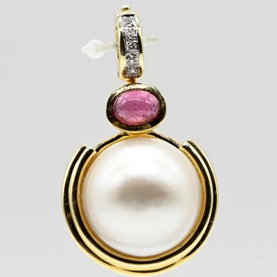 Los Nr. 181 Großer Anhänger mit Marbé Perle, rosa Turmalin Cabochon und 5 Melée-Brillanten, zus. ca. 0,07 ct, 80er Jahre