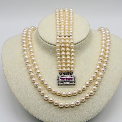 Los Nr. 182 2-rhg. Perlenkette und 4-rhg. Perlenarmband, jeweils mit goldenem Schloss, 80er Jahre