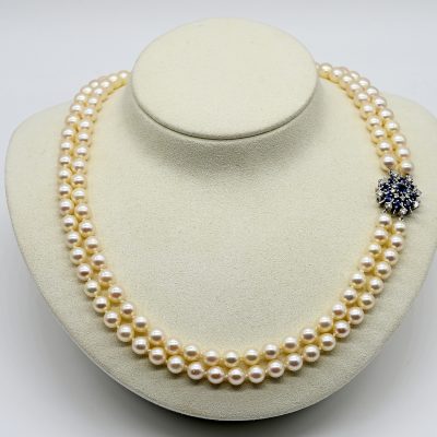 Los Nr. 185 2-rhg. Akoya-Perlenkette mit Schloss mit 9 hochfeinen Saphiren und 16 Brillanten, zus. ca. 0,7 ct, Juwelierarbeit, 80er Jahre